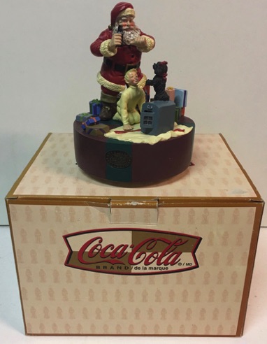 3036-1 € 42,50 coca cola muziekdoos kerstman met kinderen bij kachel.jpeg